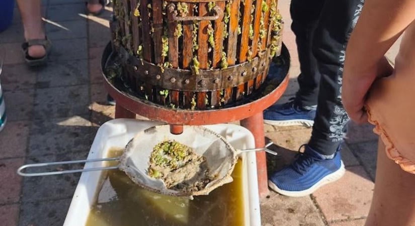 Pörgött a körhinta, folyt a must a Lengyel Antal téren