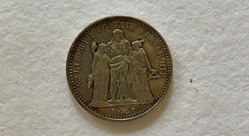 Örökölt egy cipősdobozt, amiben 180 ezüstérmét talált: az értékük jóval több lehet, mint amire először gondolt