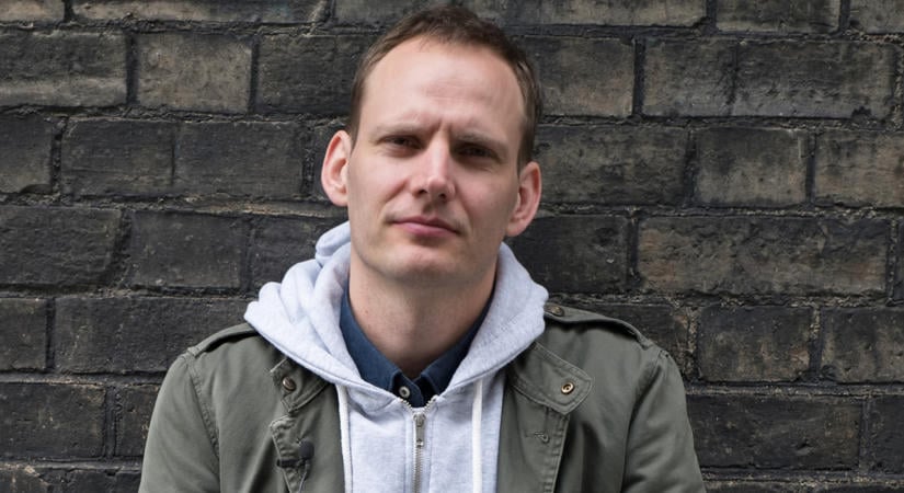 Bödőcs Tibor csak egy kicsit jött zavarba a kormányváltástól, de ez még jól is áll neki – Megnéztük a magyar stand-up legnagyobb sztárjának aktuális műsorát