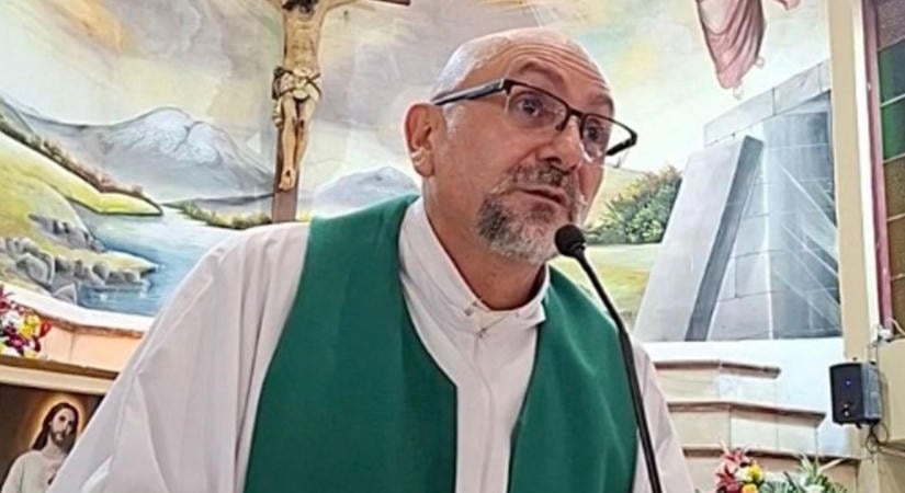 Élő közvetítés közben dőlt rá a feszület egy papra Ecuadorban, nem élte túl