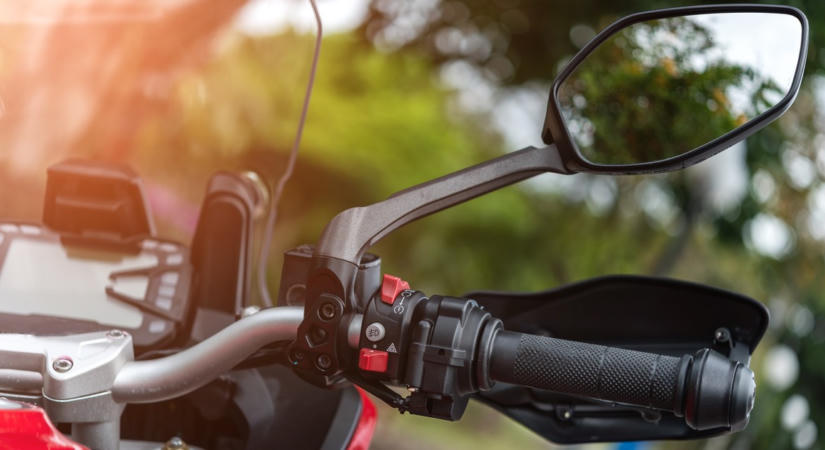Ismeretlen motoros mentett meg egy fuldokló kisgyereket a 4-es főúton – mielőtt megköszönhették volna a szülők, el is hajtott
