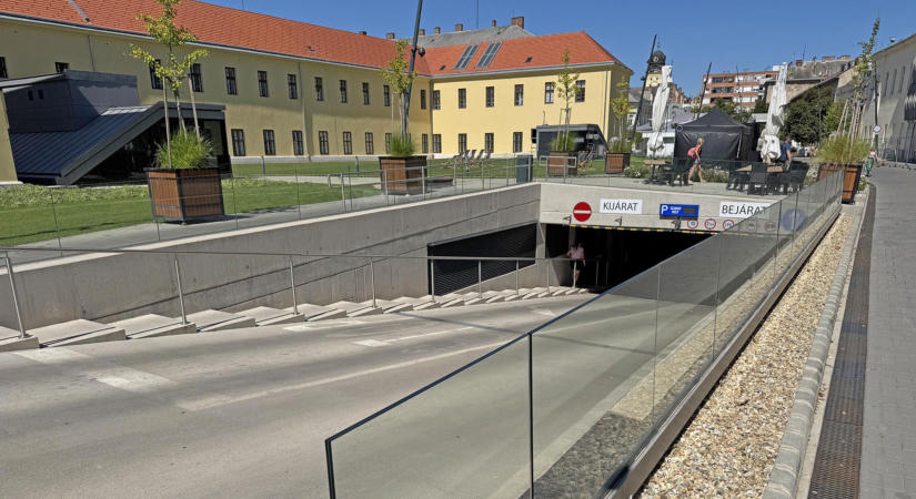 Tűzoltók gyakorlatoznak a debreceni mélygarázsban