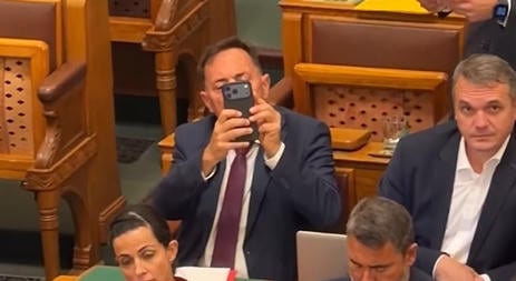 Integessetek a bácsinak! - mondta a gyerekeknek Magyar Péter, ahogy észrevette a videózó Pócs Jánost