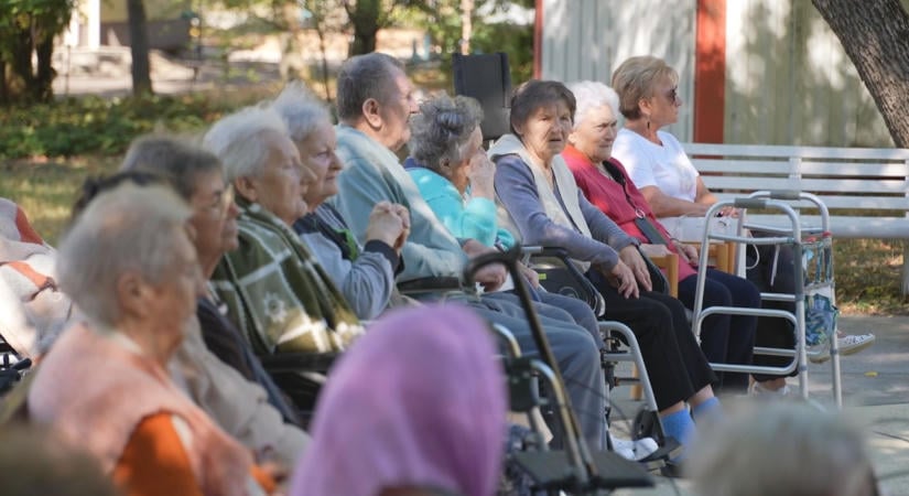 Közös lecsófőzés az idősek otthonában