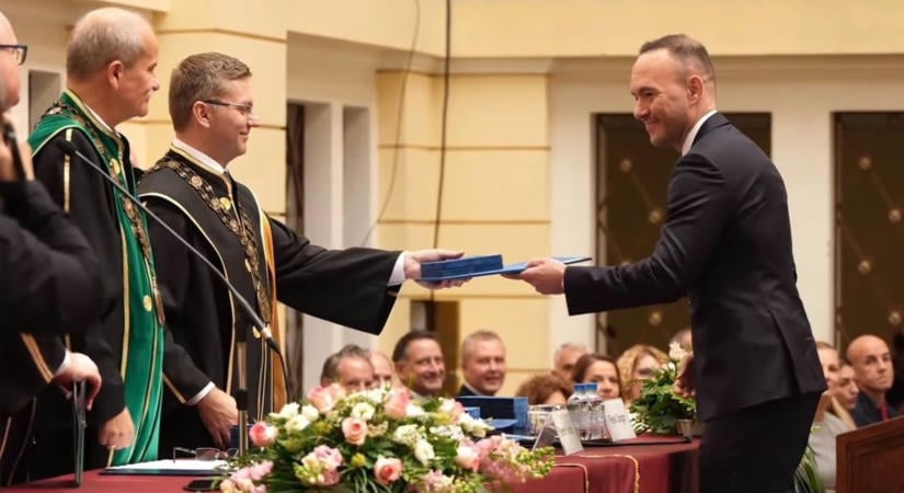 Orvosdoktorokat avattak és nyíregyházi főorvost ismertek el a Debreceni Egyetemen