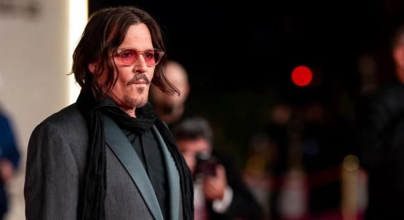 Bizarr jelenet: Johnny Depp egy műnövényt rágcsálva szórakoztatta egy parti vendégeit – videó