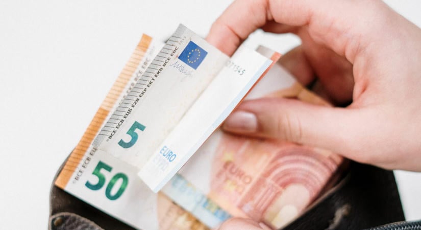 Egyre több francia munkavállalónak már a fizetésnap előtt kell a pénz