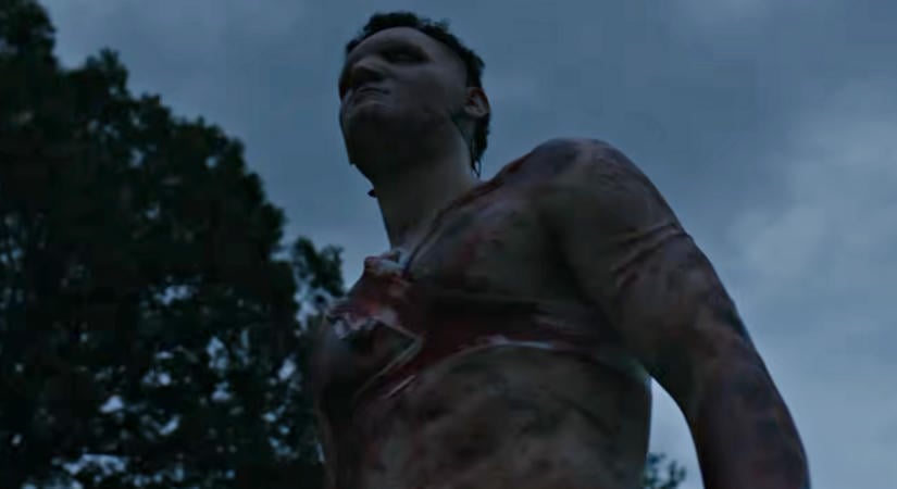 River: Megérkezett az első előzetes a Blumhouse új horrorjához, amelyben egy deformált arcú vadember terrorizálja a főhősnőt egy folyó mentén