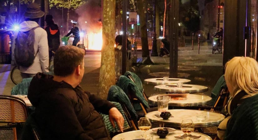 Káosz és szürreális jelenetek Párizsban: maszkos fiatalok fosztják ki a belvárost, miközben kint nyugodtan vacsoráznak az emberek