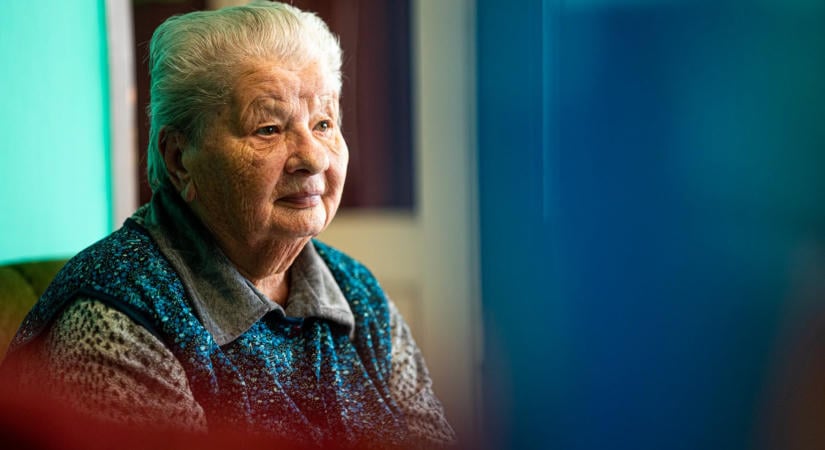 A 90 éves Rózsika néni még ma is szeret az otthona körül serénykedni