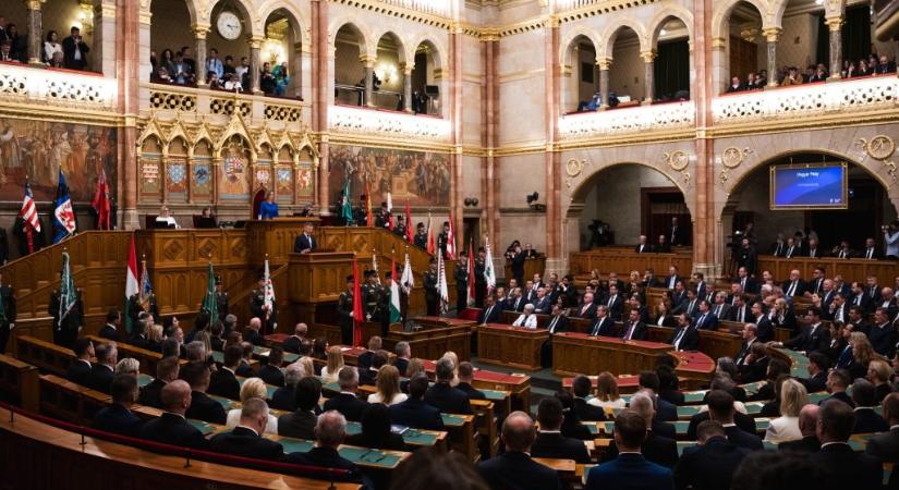 A képviselői tiszteletdíjak csökkentéséről és a devizahiteles perek felfüggesztéséről is szavaz a parlament hétfőn