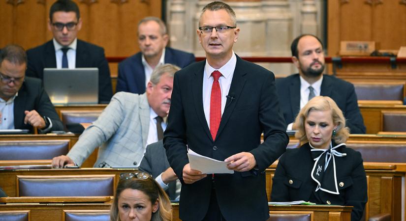 Rétvári Bence a kormányfőnek: Megtörtént a nemzeti minimum, amikor ön nem volt itt