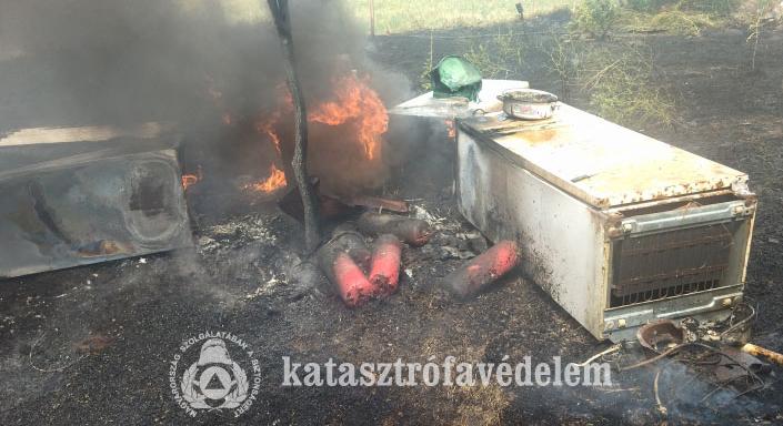 Száraz fű és avar égett Szarvas külterületén