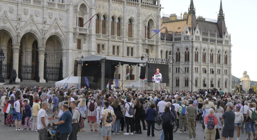Huth Gergely bosszút kiáltott, Ábrahám Róbert viszont revans helyett közösségi építkezést akart a Kossuth téren