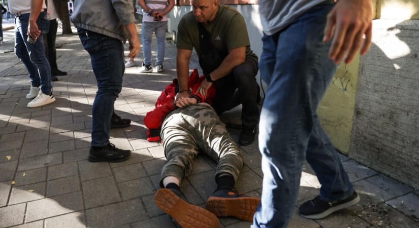 Magyar Péter: Tojással dobták meg a szolnoki fórumon