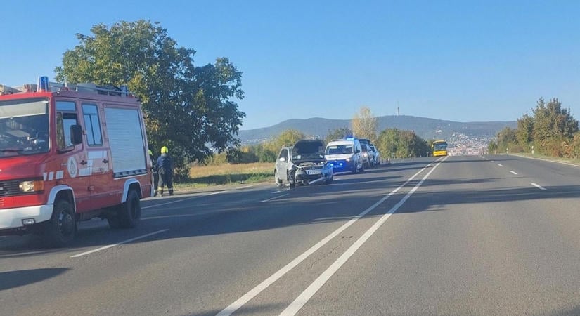 Árokba hajtott, majd visszacsapódott az útra egy autó Pécsen – teljesen elfoglalta az utat
