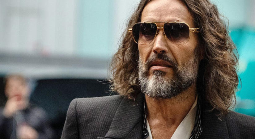 Russell Brand büntetőpere: egy nő szerint a humorista megerőszakolta őt londoni otthonában