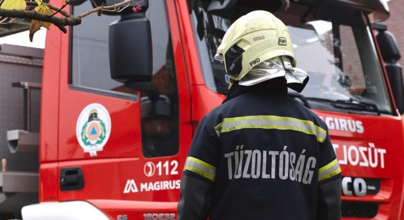 Tűz ütött ki Hajdúböszörményben, két vízsugárral oltották a lángokat!