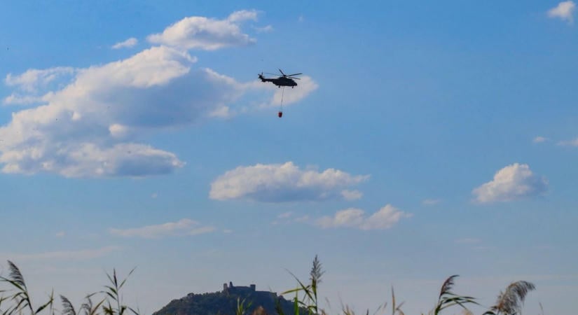 A Balatonból vett vízzel oltják a hatalmas tapolcai tüzet
