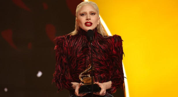 Lady Gaga anya lett - először fotózták le a babájával