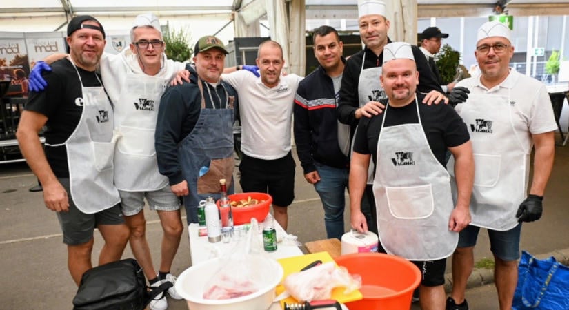 A Cívishír csapata is tölti a kolbászt a Zamaton