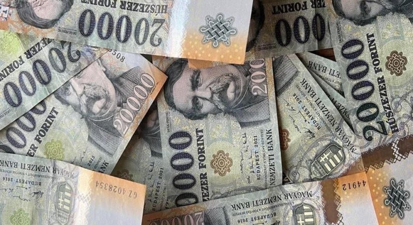 Bezuhant a forint, folytatódik a tegnapi lejtmenet