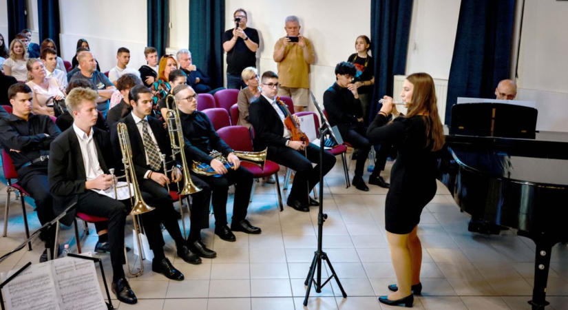 Tapsvihar a gimnáziumban: tehetségből nem volt hiány, nagyot szólt a Garay ünnepi koncertje