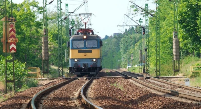 Lassítaniuk kell a vonatoknak az algyői Tisza-hídon, újabb korlátozást vezettek be