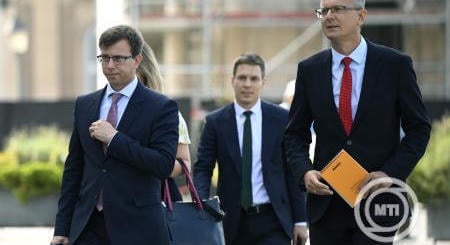 A KDNP jogsegélyt indít az iskolában szerintük megjelenő nemváltó programok miatt