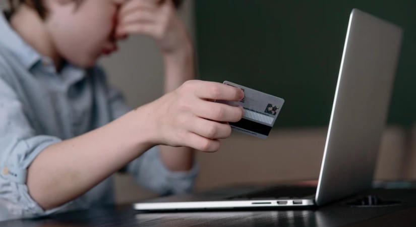 A 14 éves gyerekek felének már van bankszámlája: ennyi pénzt tesznek be rá a szülők havonta