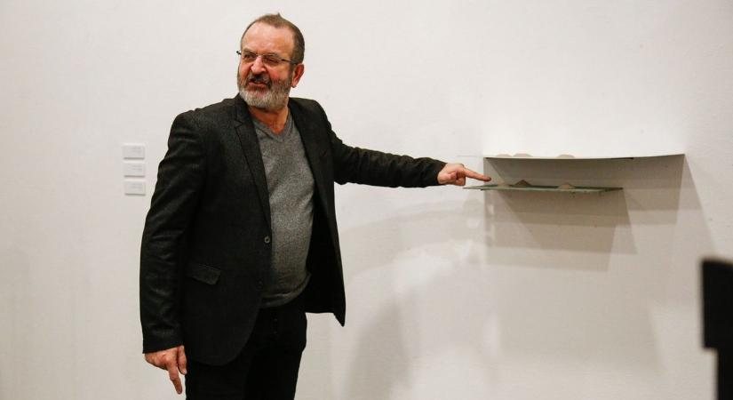 A lehetőségek kiállításán tartott tárlatvezetést a szolnoki művésztelep vezetője