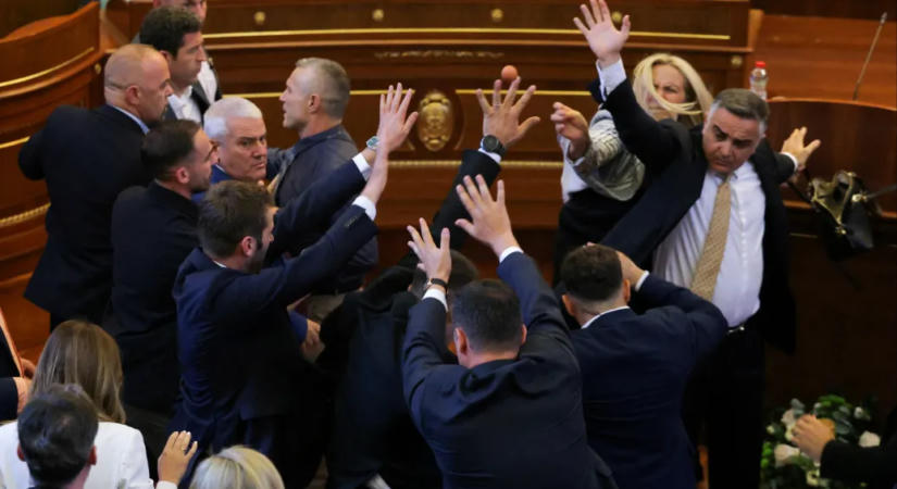 Tojással dobálták meg a koszovói miniszterelnököt a parlamentben