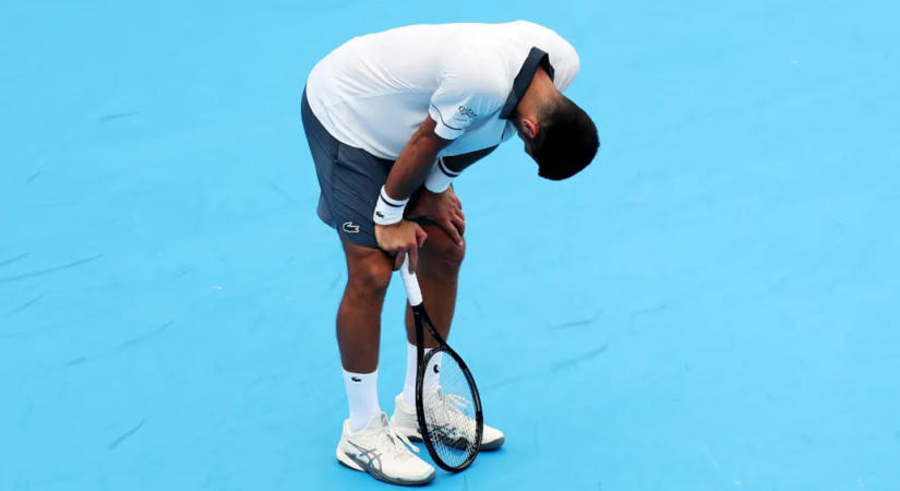 Djokovic térdre rogyott, a törölközőjébe hányt, majd kiesett a cincinnati tenisztornáról