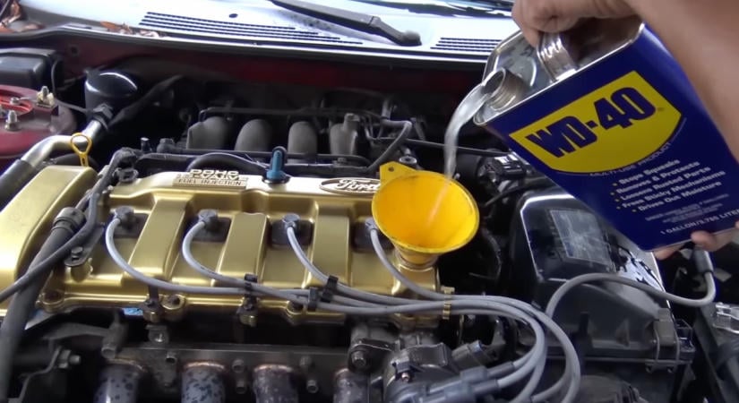 Motorolaj helyett WD-40-et öntöttek az autóba, majd elindultak vele – látványos vége lett a kísérletnek