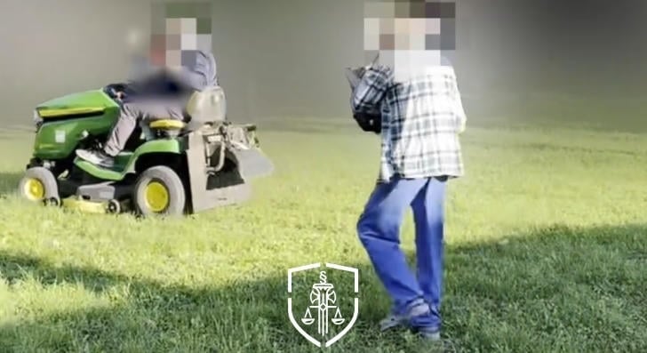 Zavarta a fűnyíró hangja, láncfűrésszel kergette meg szomszédját egy férfi Egerben – videó