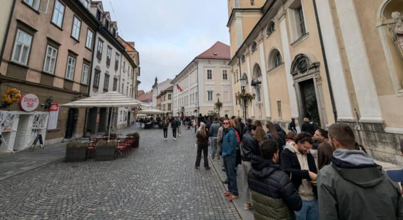 Ljubljanában hosszú sorban állnak az emberek (videó)
