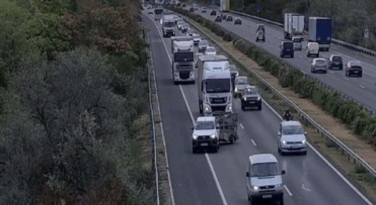 Keresztbe fordult egy állatszállító utánfutó az autópályán, videón a baleset