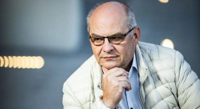 Őrökkel vezették ki az MTVA épületéből az ismert riportert