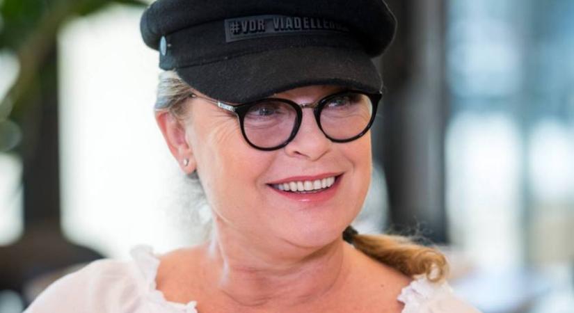 A 60 éves Hegyi Barbara fürdőruhában: nőies idomokat villantott a tengerparton