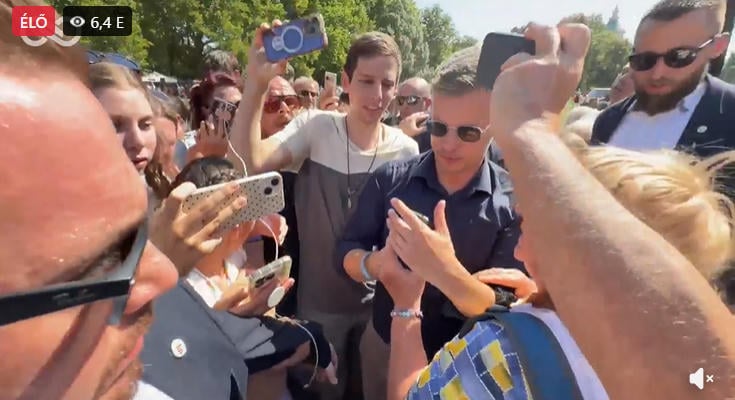 Magyar Pétert megrohamozták az emberek a Margit-szigeten, majd bocsánatot kért a színpadon