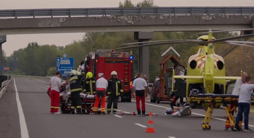 Ukrán utasokat szállító kisbusz borult árokba az M3-ason, két nő életveszélyben