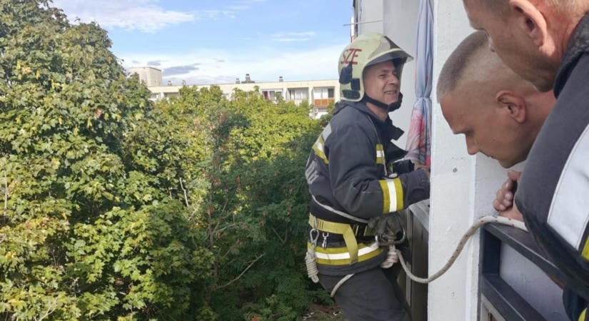 Kizárta édesanyját egy kétéves gyermek egy ötödik emeleti szentendrei lakásból, a tűzoltók egy másik erkélyről átmászva segítettek