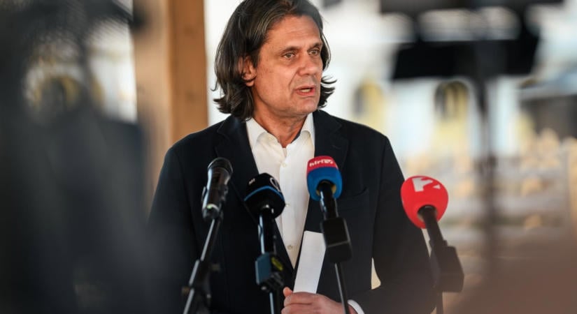 Deutsch Tamás a Rendszerbontó Nagykoncertre mutogatva mentegette Hankót