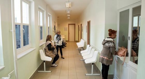 Mindenki csak gyanakodva figyeli, ahogyan az állam a szakrendelők körül sündörög