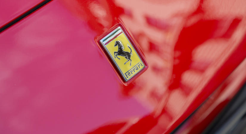 Atyaég! Elképesztő rekordot döntött a Ferrari első elektromos autója: leesik az állad, mennyiért kelt el