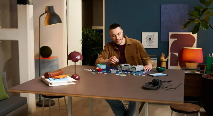 Októberben visszatér a PlayStation, közel kétezer darabból áll majd, 62 ezer forint lesz, ja, és LEGO
