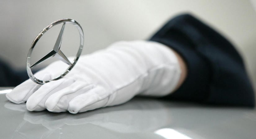 A Mercedesnél elkezdték kiállítani a régi autók születési anyakönyvi kivonatát