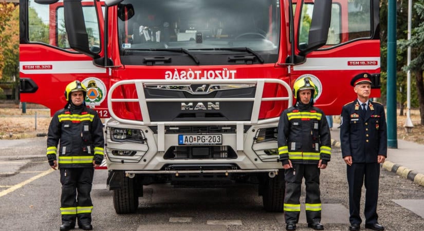 Miskolcon és Kazincbarcikán is új tűzoltógépjármű-fecskendő állt szolgálatba