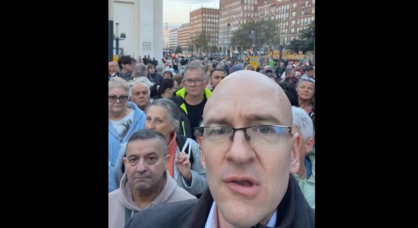 Fáklyás tüntetők árasztották el Budapest belvárosát, vezetőjükkel a Deák Ferenc térről kezdték meg a vonulást – videók