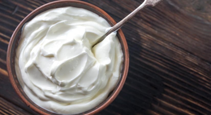 Joghurt vagy kefir reggelire? A gasztroenterológus elárulta, melyik tesz jobbat a bélrendszernek
